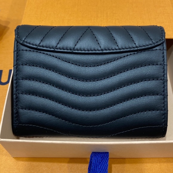 LOUIS VUITTON
Black Leather New Wave Compact Wallet - Picture 2 of 14